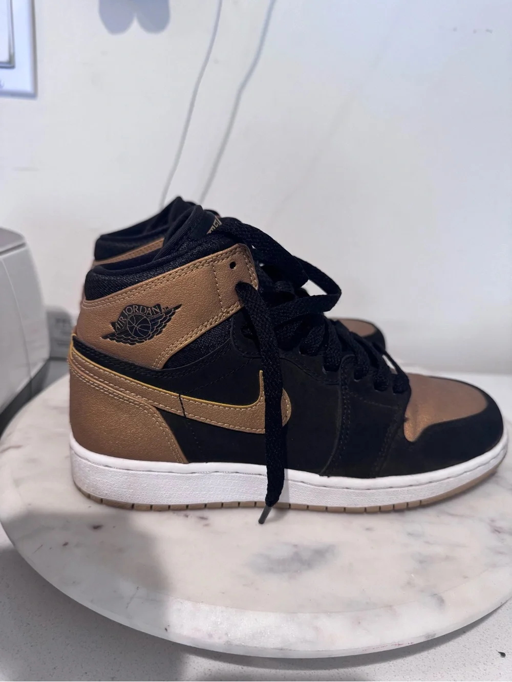 Jordan Retro 1 Black & Gold size 4Y